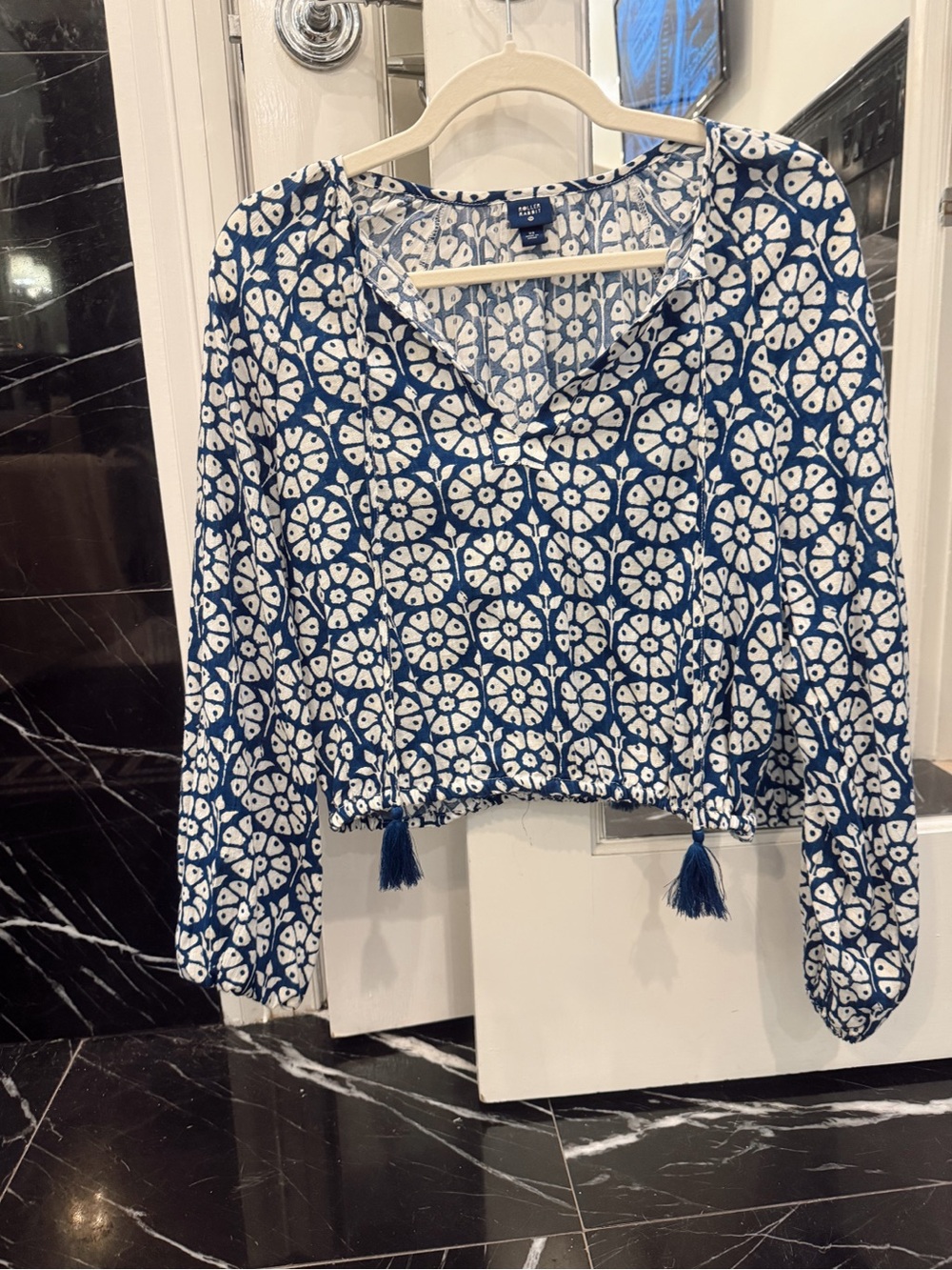 Roller Rabbit Blue and White Printed Tassel-Hem V-Neck Crop elastic waist Top